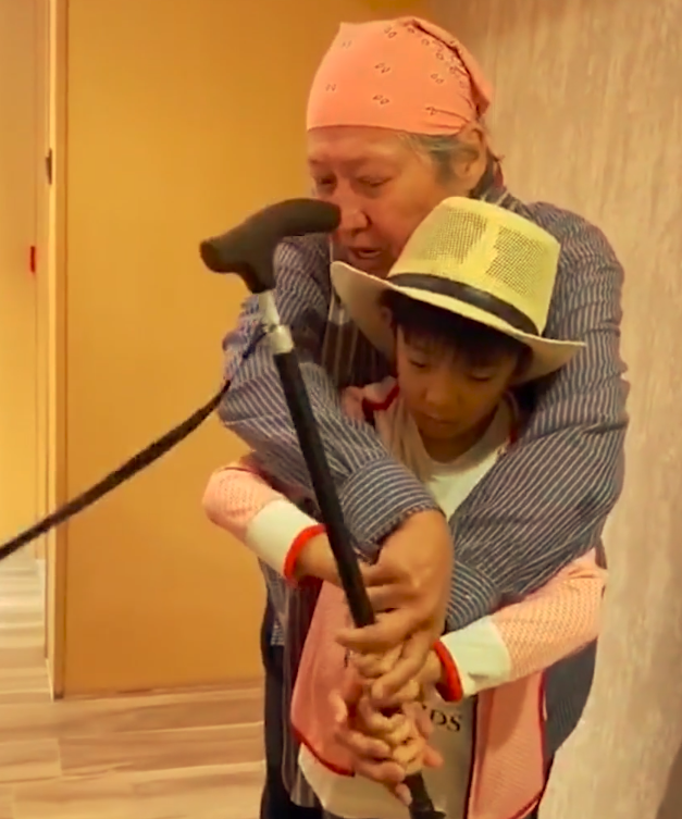 69岁洪金宝身形暴瘦，安居上海亲自现身买菜，坐轮椅俩保镖护航