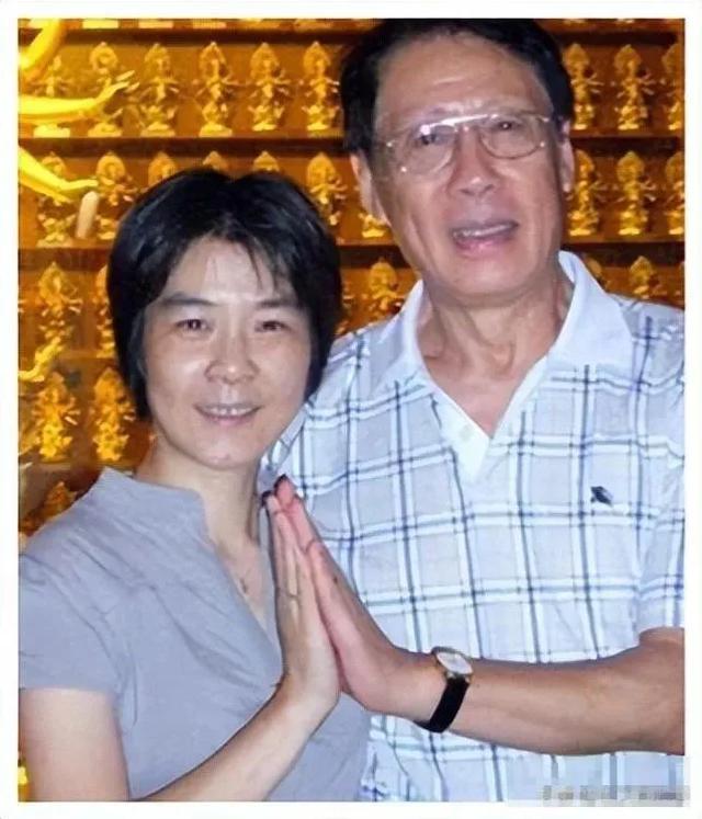 焦晃现状曝光，行动不便靠助行器行走，与小30岁妻子住无电梯顶层