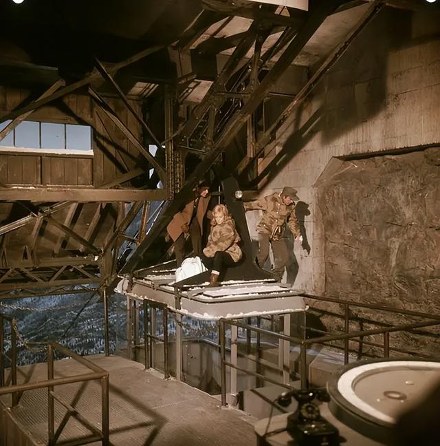 二战经典电影《血染雪山堡》：盟军七人深入虎穴，剧情一波三折