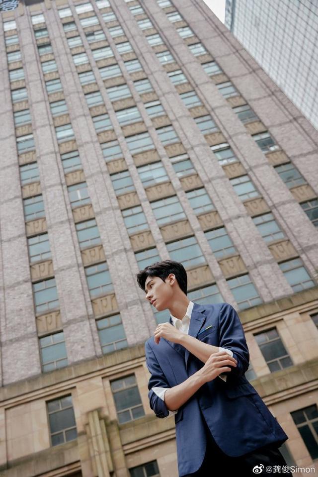 龚俊雨中撑伞氛围感大片 帅气十足