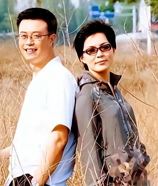 白燕升,结婚九个月妻子瘫痪不抛弃,45岁离开央视,50岁儿女双全