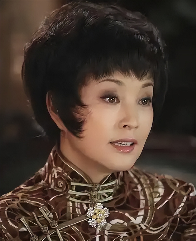 让人唏嘘！一代影星“刘晓庆”老家选墓地，素颜老人装扮引热议