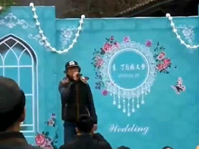 四年前《滑板鞋》一唱成名的庞麦郎，如今只能在农村的婚礼上尴尬献唱