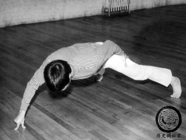 一组李小龙的珍贵训练照:背部肌肉夸张,图九放大后让人惊叹