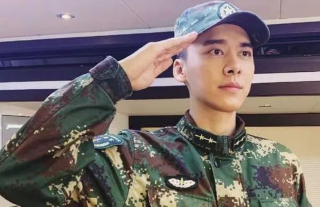 李易峰：父母眼里的大孝子，34岁仍未婚