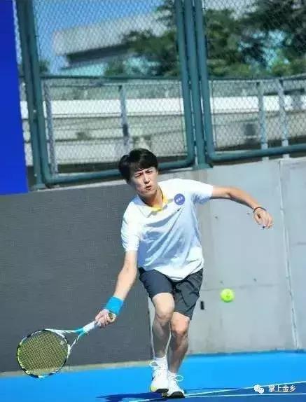 山东金乡人靳东上了新闻联播，被表彰“德艺双馨”