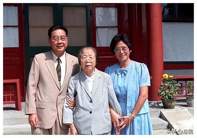 1965年,李鹏总理和儿子李小鹏、李小勇在北京,拍下的罕见合影