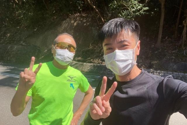 两家人开心相聚！黄浩然尊师重道与冼灏英相识过26年依旧感情好