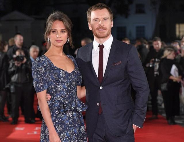 外媒曝“法鲨”“坎妹”下月大婚!相识三年修成正果