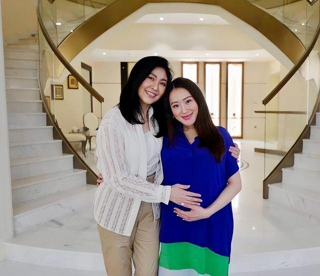 55岁英拉很幸福：全家在迪拜庆祝泼水节，18岁儿子和舅舅一个模子