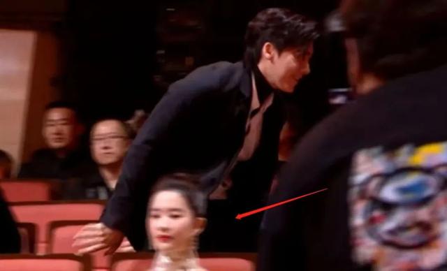 电影之夜内场座位暴露咖位!刘亦菲前排被嘲,朱一龙李易峰退后方