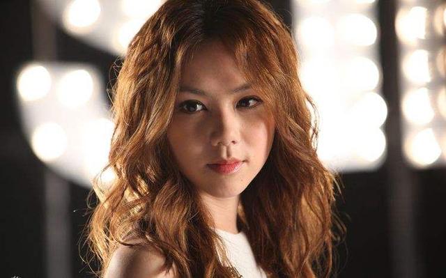 富婆邓紫棋：16岁出道25岁登福布斯，不到30岁豪宅好几套