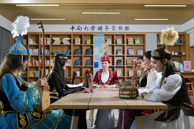 “帕姐”在湖南:跨越15万公里,温暖各民族学子