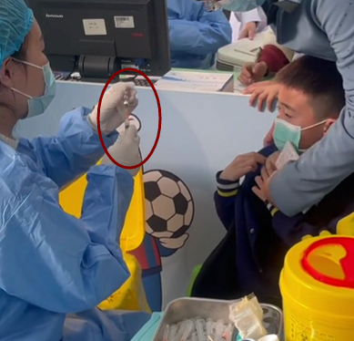 青岛一男孩打疫苗…全程崩溃式求情！针头扎下去的一刻：我要去世了，再见了妈妈