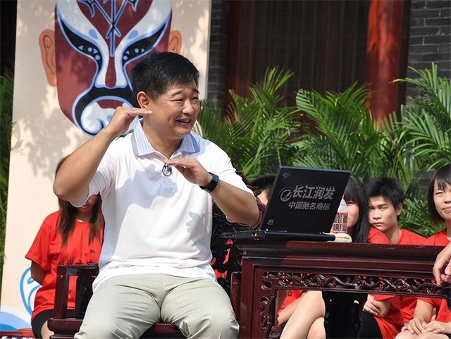 主持人肖东坡：一婚娶校花妻子遭离婚，与女商人55天闪婚获幸福