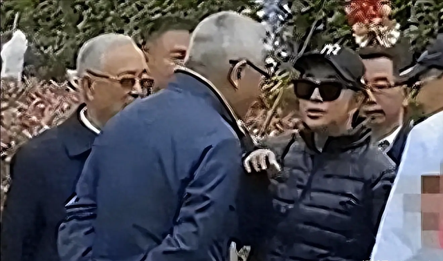 让人唏嘘！一代影星“刘晓庆”老家选墓地，素颜老人装扮引热议