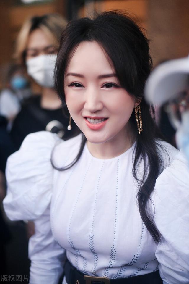 “玉女皇后”杨钰莹的迷乱情史，深陷红楼丑闻，一次恋爱影响一生