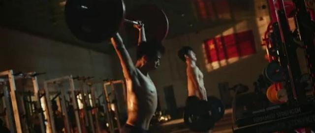 郑恺变身发福运动员，拍电影增肥40斤大肚腩明显，如今瘦回小猎豹