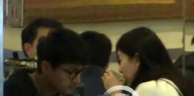 40岁胡歌承认当爸并已结婚一年，女方照片疑曝光，肤白貌美气质佳