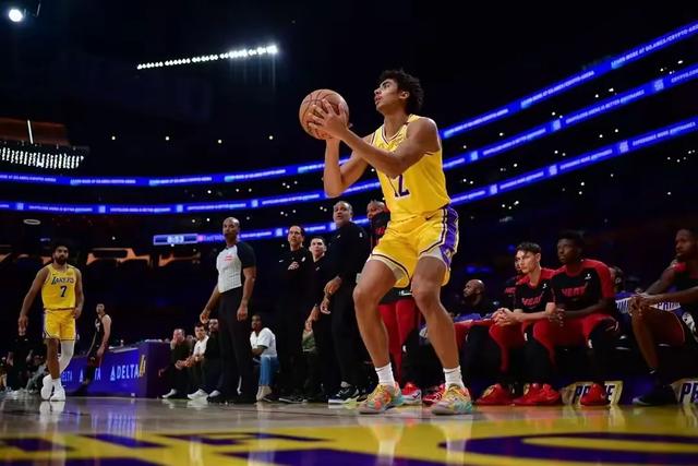 独行侠再出手！2换1，克里斯蒂挤走格兰姆斯，换来76人铁血锋线