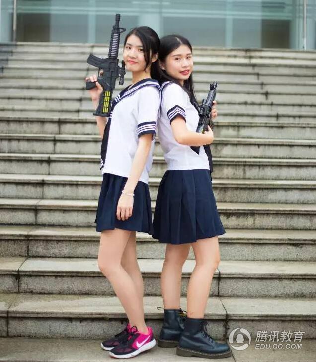 反差萌!大学生穿水手服扛枪拍毕业照