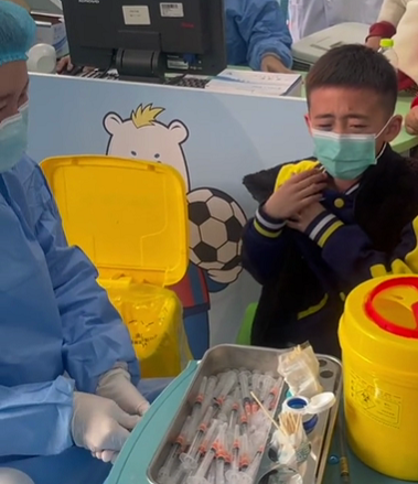 青岛一男孩打疫苗…全程崩溃式求情！针头扎下去的一刻：我要去世了，再见了妈妈