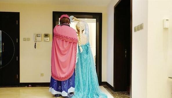 电竞三丑white卢本伟55开反串COS安娜公主