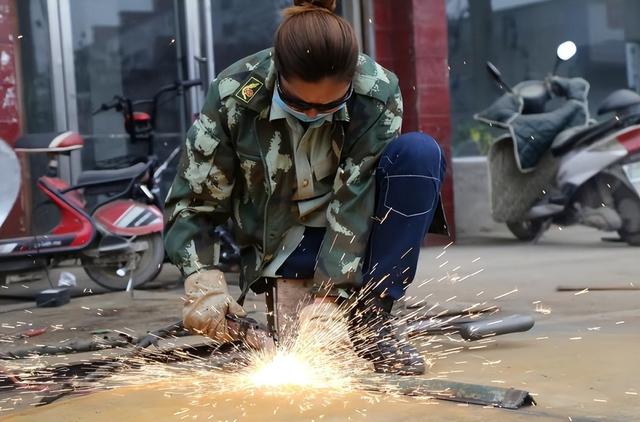 河南电焊工女孩罗雨：只有一条腿，被300多个男生表白，现怎样？