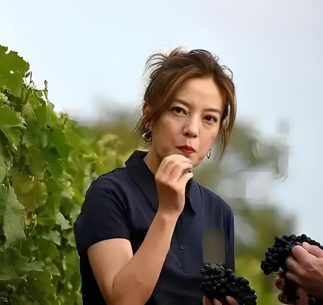 48岁赵薇现状：发福像大妈，哥哥离婚，父亲和公公去世