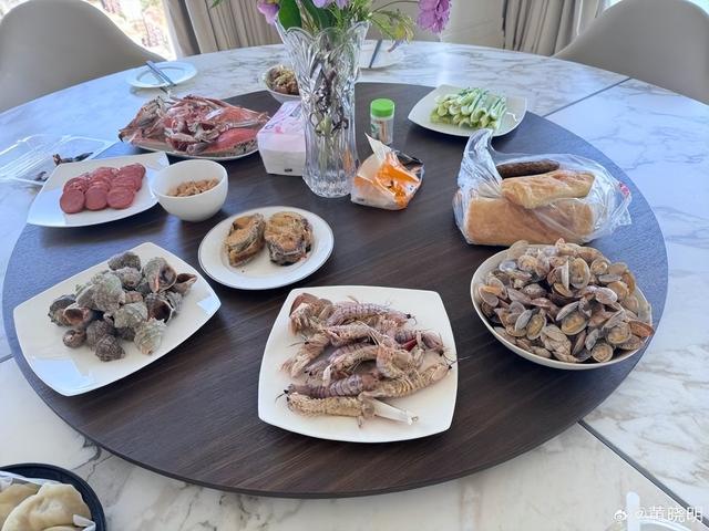 陈梦晒与宋茜、陈好聚会合影,还把表哥黄晓明P了上去