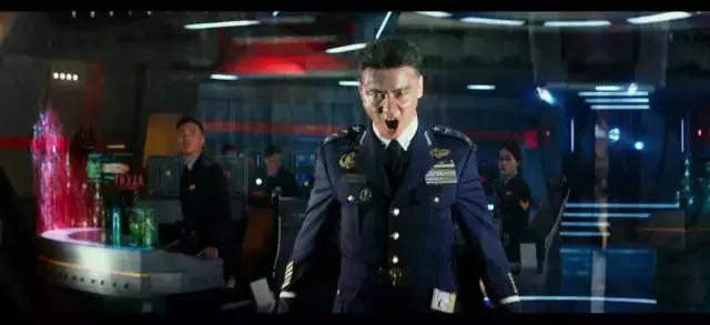 「环太平洋：雷霆再起」机甲回归，景甜霸气亮相