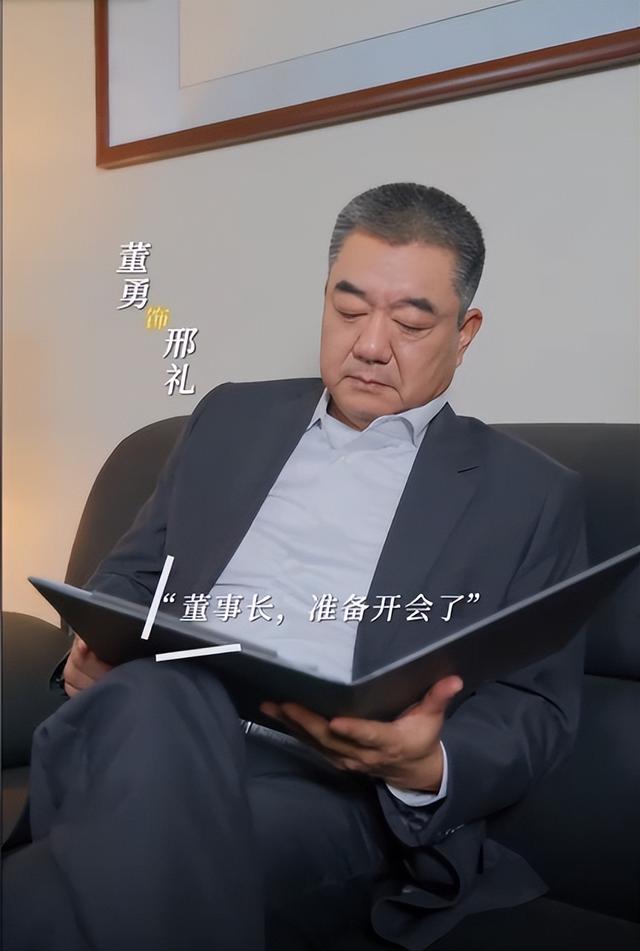 55岁董勇巴黎被偶遇，满头白发长胡子又老又胖，妻女玩手机太入迷