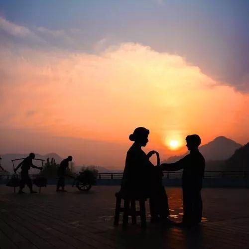 看见月亮想起初恋，一轮清辉寄托几多爱与缠绵