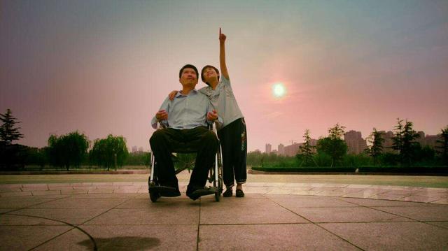 《唤爱》：妈妈去世，爸爸瘫痪，5岁的他捡破烂改变了自己的人生