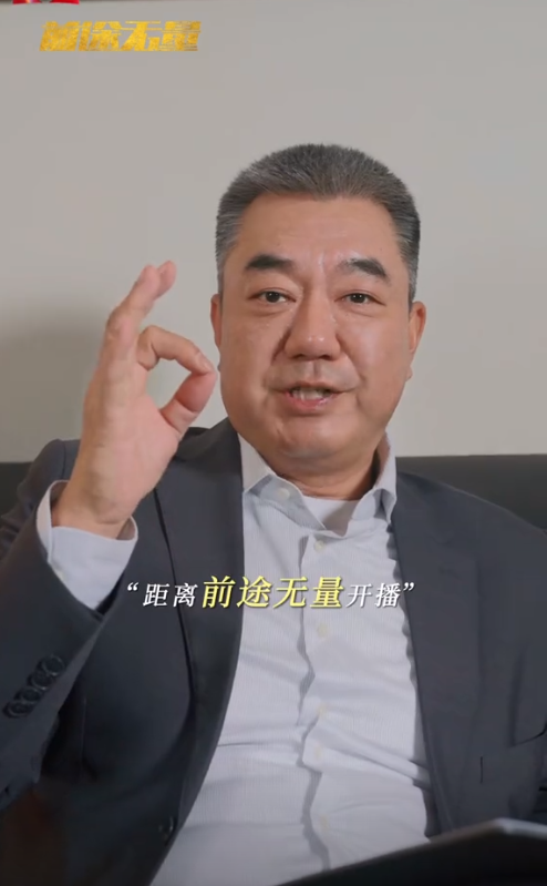 55岁董勇巴黎被偶遇，满头白发长胡子又老又胖，妻女玩手机太入迷