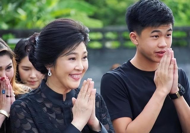 55岁英拉很幸福：全家在迪拜庆祝泼水节，18岁儿子和舅舅一个模子