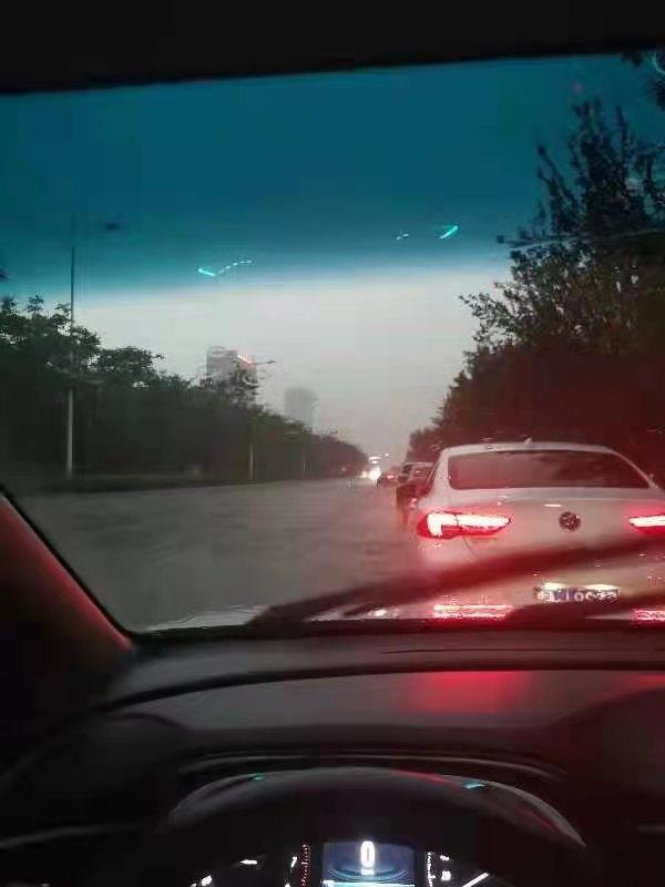 郑州“千年难遇”的强降雨：被困在车里24小时，把坐垫拆下来盖在身上保暖