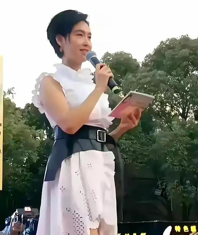 朱茵街头商演被骂！网友：她缺钱吗？年纪这么大了还接乡村小商演