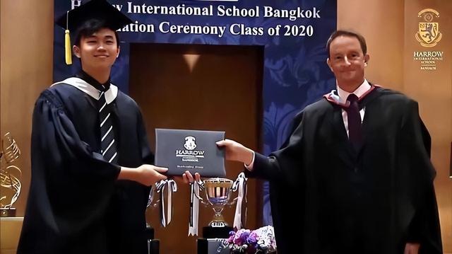 55岁英拉很幸福：全家在迪拜庆祝泼水节，18岁儿子和舅舅一个模子