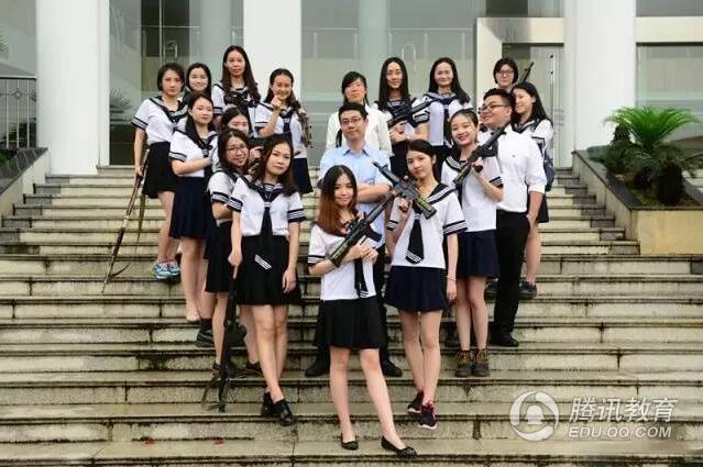 反差萌!大学生穿水手服扛枪拍毕业照
