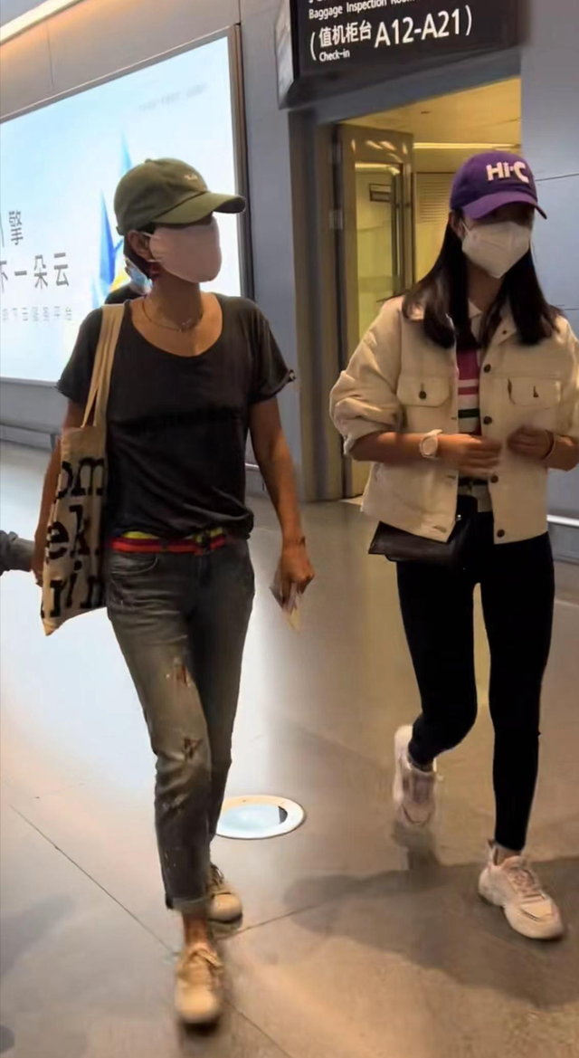 马伊琍小女儿11岁生日，文君竹晒合影为妹妹庆生，妹妹身高优越