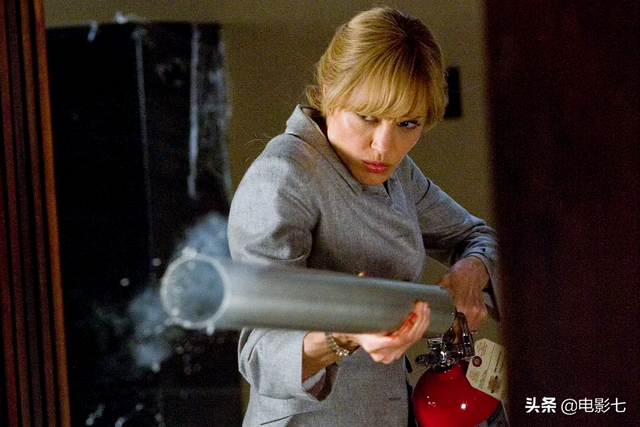 好莱坞R级动作片，删减后上映，这个双面尤物，才是真正的黑寡妇