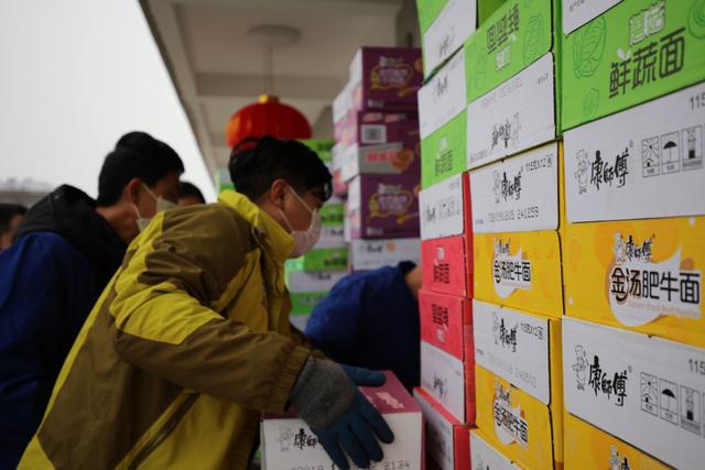 渭南市新联会向环卫工人捐赠200箱方便面