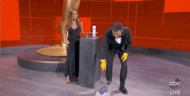 72届艾美奖：24岁赞达亚成最年轻视后，《富家穷路》大满贯