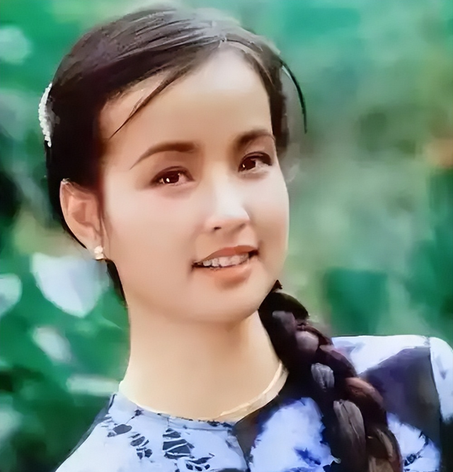 让人唏嘘！一代影星“刘晓庆”老家选墓地，素颜老人装扮引热议