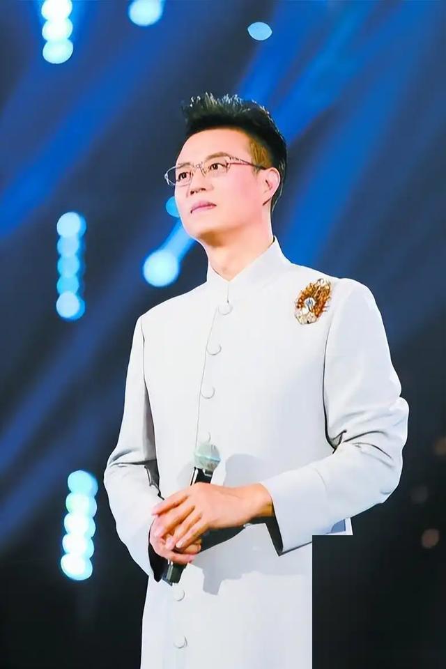 白燕升,结婚九个月妻子瘫痪不抛弃,45岁离开央视,50岁儿女双全