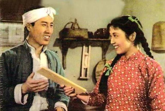 梁音主演的电影回顾：《冰山上的来客》与《三进山城》的感人瞬间