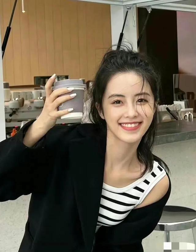 40岁胡歌承认当爸并已结婚一年，女方照片疑曝光，肤白貌美气质佳