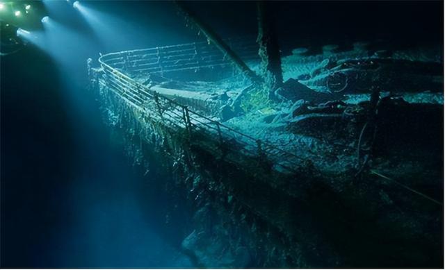 回顾泰坦尼克号沉没海底100多年，为何不打捞？专家：碰都不能碰