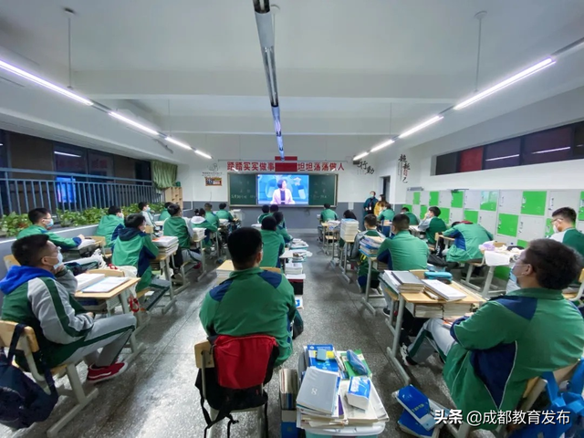 直击成都高二、初二开学第一课，一场致敬逆行的爱国教育